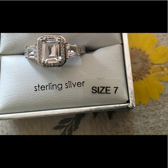 BEAUTIFUL EMERALD CUT RING. CZ AND 925 - Picture 5 of 6